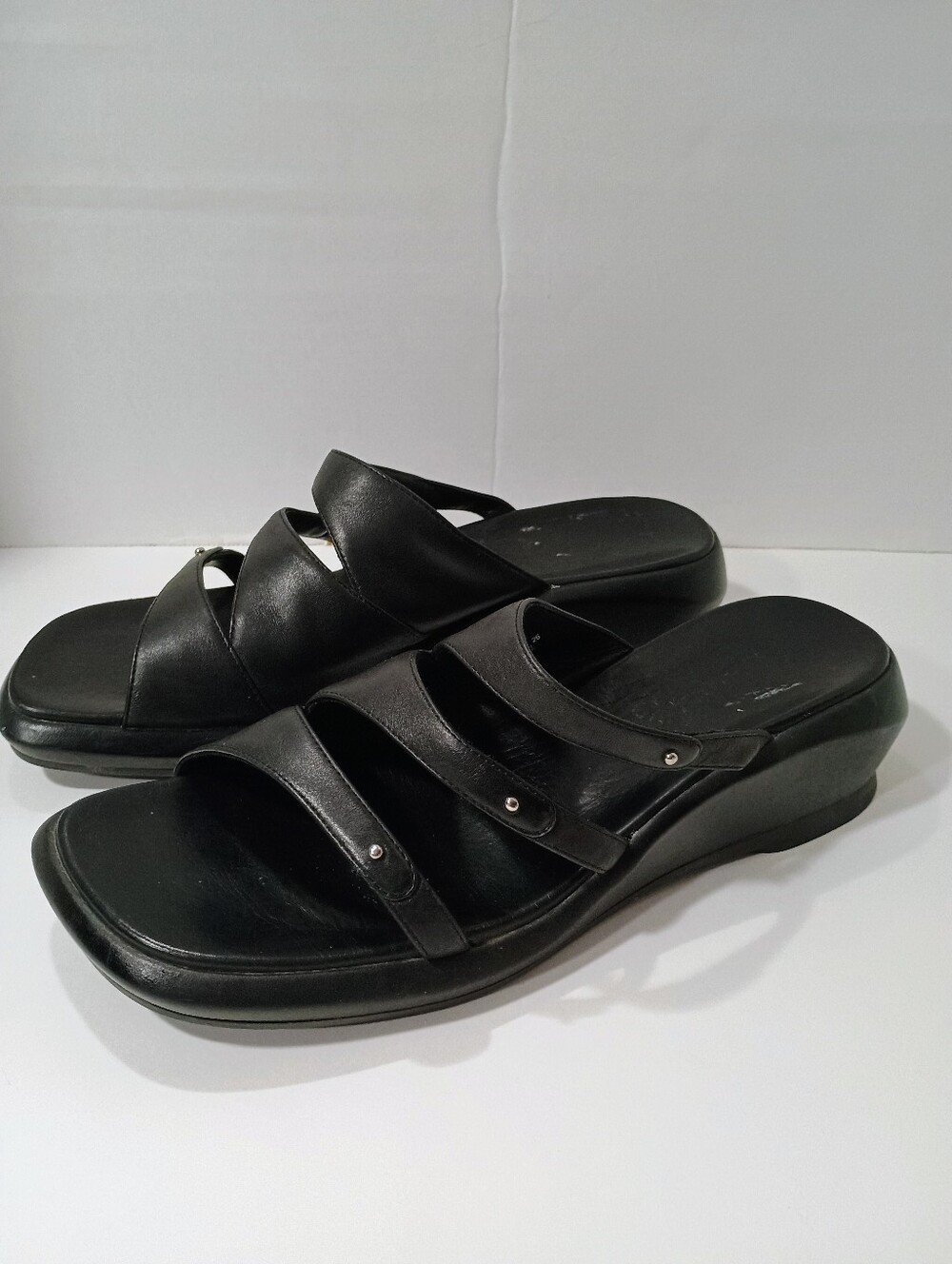 Clarks Women's Black Leather Wedge Sandals Straps Stud Accents 8 1/2M 32451